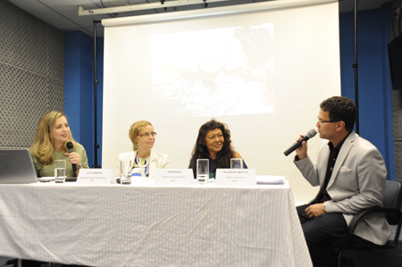 Eliana Pegorim, Liz Almeida, Maria do Espírito Santo e Rodrigo Motta sentados atrás de uma mesa
