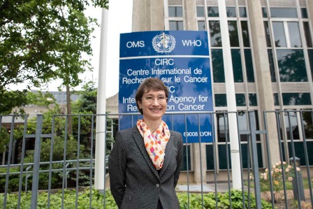 Brasileira é primeira mulher a vencer eleição para diretora-geral da Iarc Imagem da médica brasileira, Elisabete Weiderpass Vainio em frente a Agência Internacional para Pesquisa em Câncer (IARC)