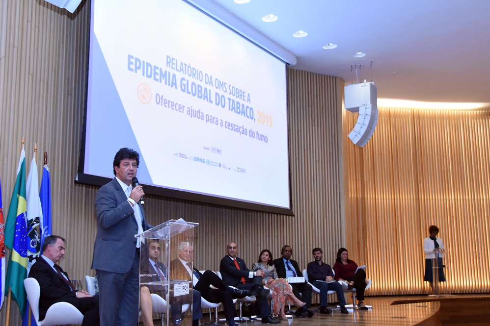 Ministro da Saúde, Luiz Henrique Mandetta, faz pronunciamento durante o lançamento do Relatório da OMS sobre epidemia global de tabagismo. No palco, diversas autoridades que trabalham com saúde e controle do tabagismo