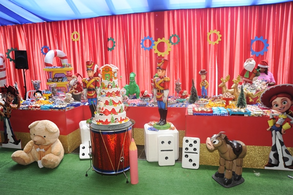 Mesa arrumada com doces e decoração natalina