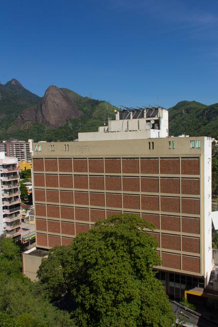 Fachada do Hospital do Câncer IV, especializado em Cuidados Paliativos.