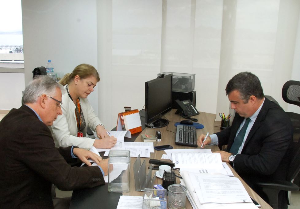 Diretora-geral do INCA, Ana Cristina Pinho, procurador-chefe da Procuradoria Regional do Trabalho da 1ª Região , Fabio Goulart Villela, e representante legal da Fundação do Câncer, Luiz Augusto Maltoni Júnior, assinando o termo de compromisso entre o INCA e o Ministério Público do Trabalho