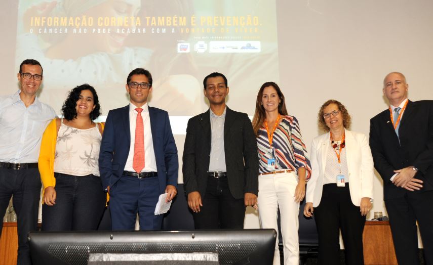 Os sete debatedores (profissionais das áreas de Saúde e da Comunicação) que participaram da discussão sobre câncer