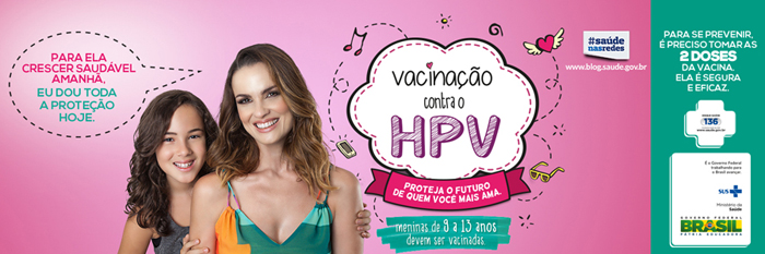 Campanha para vacinação contra o HPV A atriz Carolina Kasting e sua filha Cora, aparentemente com 10 anos, abraça a mãe e estão a frente de um fundo rosa. Ao lado um balão temático branco com os dizeres "Vacinação contra a HPV - Proteja o futuro de quem você mais ama"