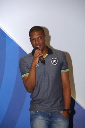 Saulo Ferreira, goleiro do Botafogo, destacou como o esporte foi importante para ele se manter longe do tabaco