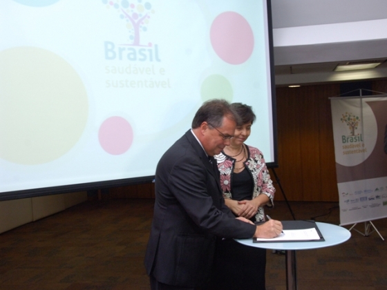 Luis Fernando Bouzas assina termo de cooperação para promover alimentação saudável com  ministra do Desenvolvimento Social, Tereza Campello