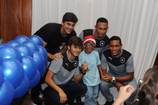 Os jogadores do Botafogo posaram para fotos com os pacientes.