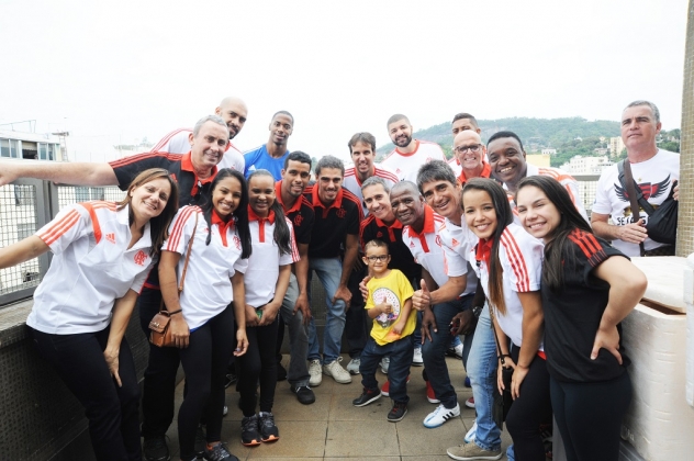 Atletas do Flamengo distribuiram autógrafos e posaram para fotos