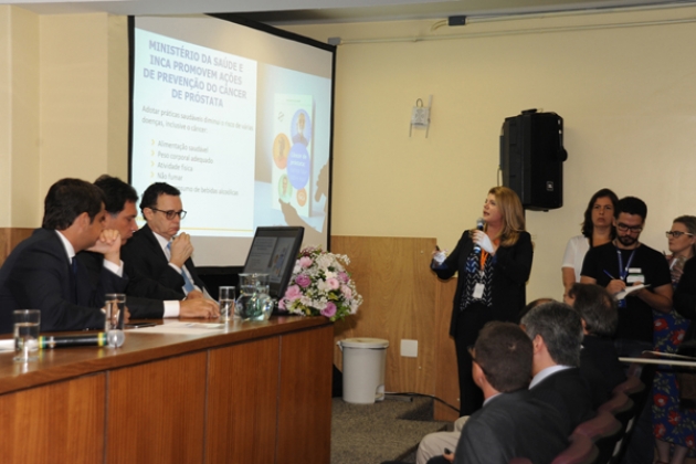 A diretora-geral do INCA, Ana Pinho, apresenta as ações para o controle do câncer de próstata