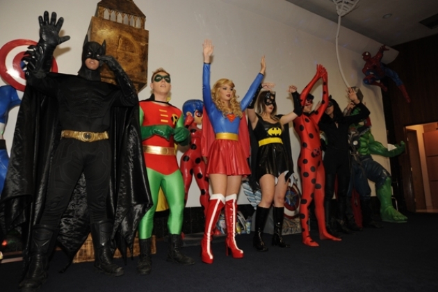 Tema da festa, os super-heróis estiveram presentes para brincar com as crianças