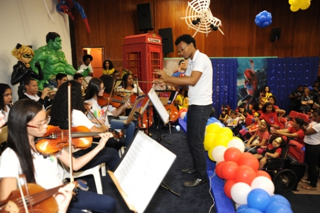 Orquestra do AfroReggae tocou clássicos para as crianças