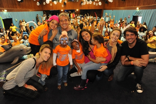Alexandre Borges, Daniela Sarahyba, Caca Bueno e Amanda Richter posaram para fotos com os pequenos
