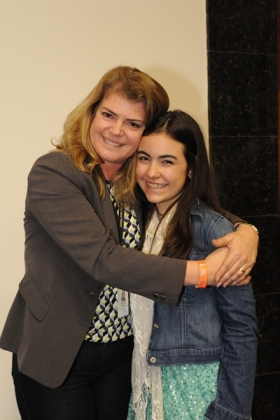 A cantora Luiza Prochet, do The Voice Kids, com a diretora-geral do INCA