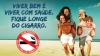 Imagem mostra dois jovens casais em uma praia com semblante de felicidade. Traz o slogan: “Viver Bem É Viver com Saúde”. Há também um símbolo de proibido fumar (cigarro cortado).