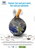 Cartaz traz imagem de um globo terrestre servindo de cinzeiro para um cigarro a ser apagado. Slogan “Fumar: faz mal pra você, faz mal para o planeta”