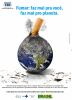 Cartaz branco com uma imagem do planeta terra sendo queimada por um cigarro