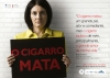 Malga di Paula, viúva do comediante Chico Anysio, segura placa com dizeres “O cigarro mata”